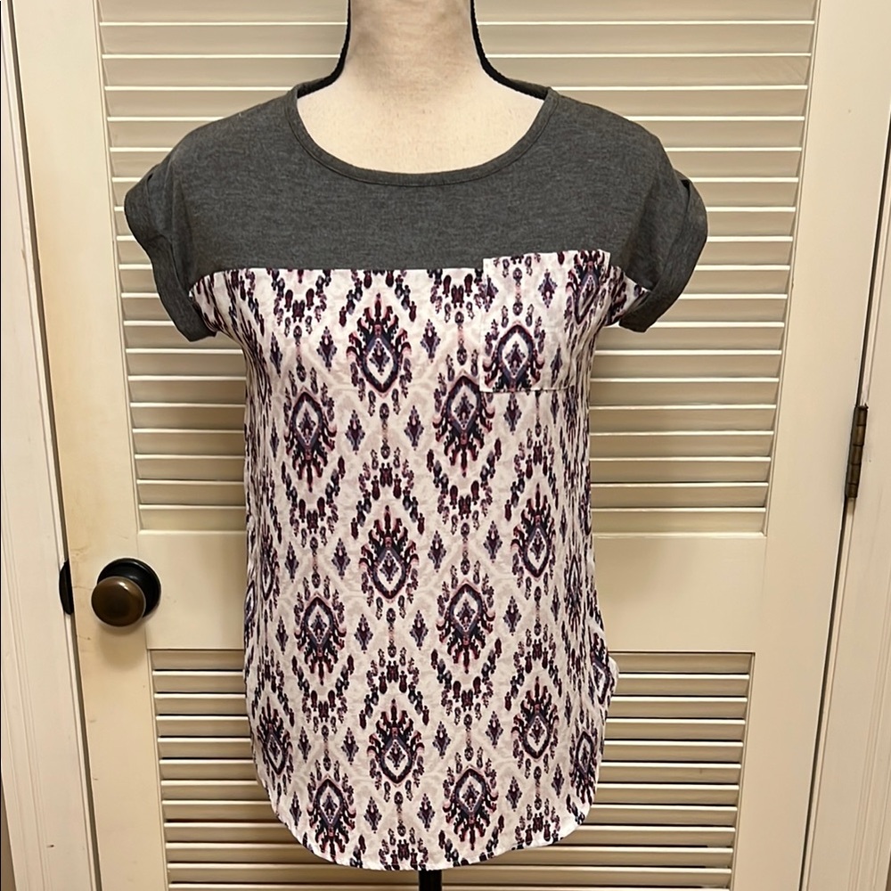 Jolt Graphic Cap Sleeve Tee in Grey and Purple, Size XSmall, EUC